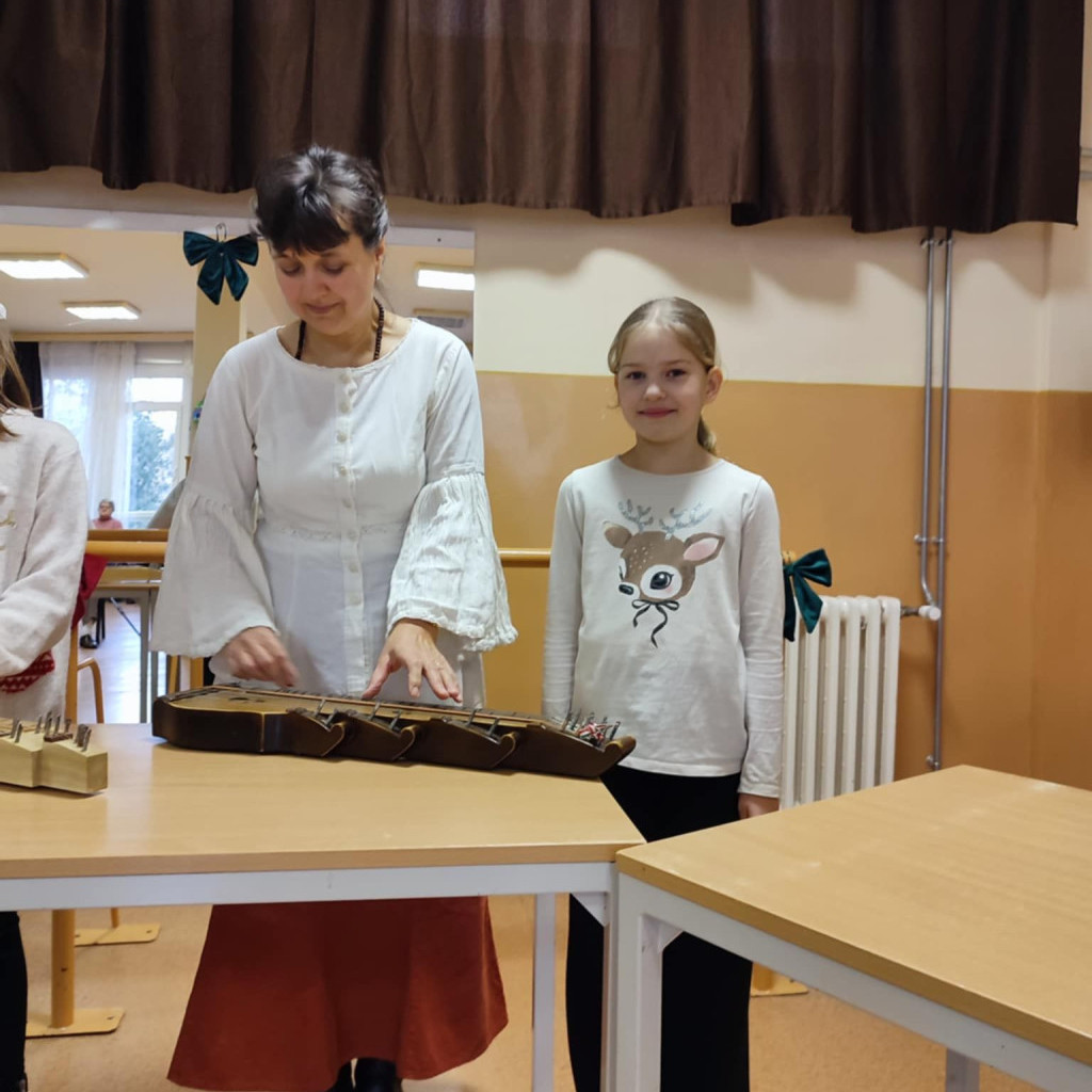 2024.12.10 Ünnepi népzenei műsor a Gyertyafény Idősek Klubjában