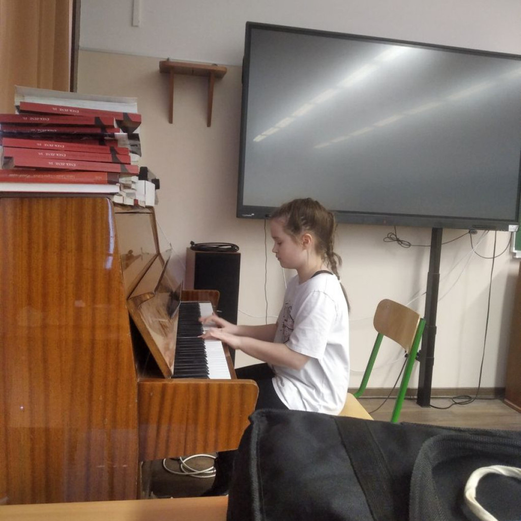 2025.02.26 Hangszerbemutató, hangszersimogató Nyíregyháza Eötvös