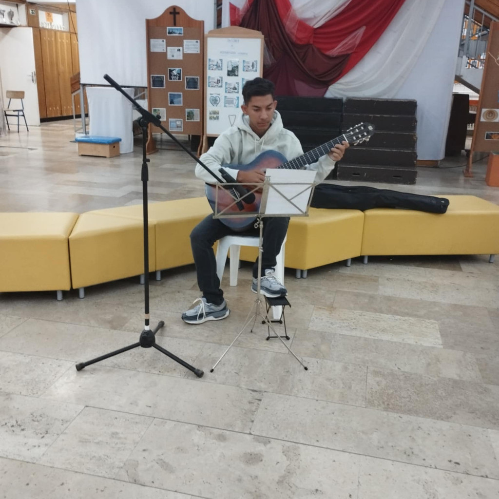 2025.10.01 A zene világnapján gitár előadás a Bársonyban